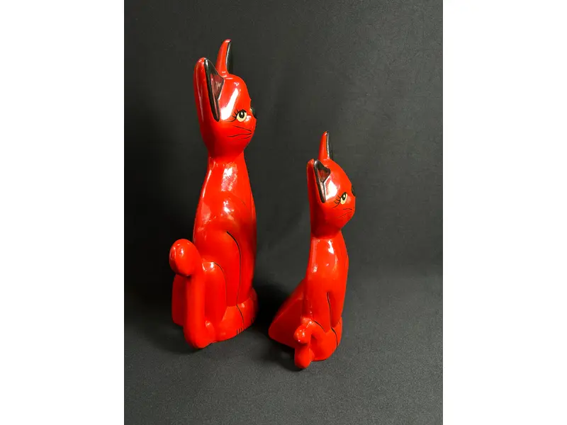 Foto de um(a) par de Gatos Vintage em Cerâmica, da categoria de Modelos e estatuetas. Lindo par de gatos vintage em cerâmica, em tom de vermelho fechado, um clássico da decoração e dos amantes dos bichanos,... Mostrado de uma perspectiva diferente. Vendido no marketplace Trésors.