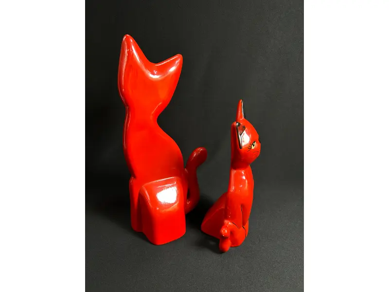Foto de um(a) par de Gatos Vintage em Cerâmica, da categoria de Modelos e estatuetas. Lindo par de gatos vintage em cerâmica, em tom de vermelho fechado, um clássico da decoração e dos amantes dos bichanos,... Mostrado de uma perspectiva diferente. Vendido no marketplace Trésors.