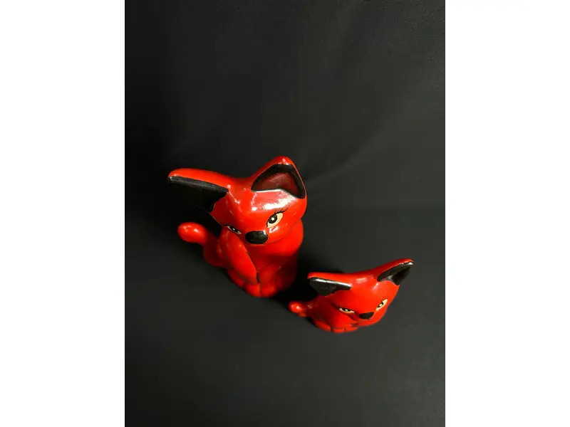 Foto de um(a) par de Gatos Vintage em Cerâmica, da categoria de Modelos e estatuetas. Lindo par de gatos vintage em cerâmica, em tom de vermelho fechado, um clássico da decoração e dos amantes dos bichanos,... Mostrado de uma perspectiva diferente. Vendido no marketplace Trésors.