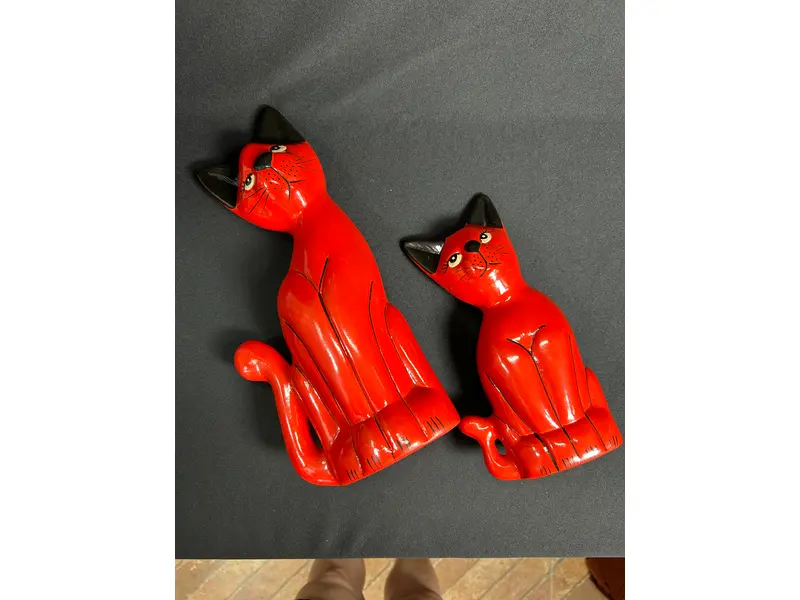 Foto de um(a) par de Gatos Vintage em Cerâmica, da categoria de Modelos e estatuetas. Lindo par de gatos vintage em cerâmica, em tom de vermelho fechado, um clássico da decoração e dos amantes dos bichanos,... Mostrado de uma perspectiva diferente. Vendido no marketplace Trésors.