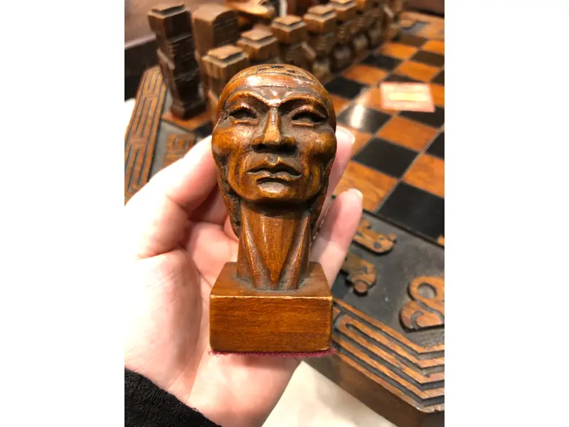 Foto de um(a) Mesa de Xadrez Entalhada, da categoria de Mesas de centro. Antiga mesa de xadrez, base em escultura de totem asteca entalhado em monobloco de carvalho, tampo oitavado com inscrições... Mostrado de uma perspectiva diferente. Vendido no marketplace Trésors.