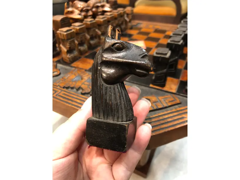 Foto de um(a) Mesa de Xadrez Entalhada, da categoria de Mesas de centro. Antiga mesa de xadrez, base em escultura de totem asteca entalhado em monobloco de carvalho, tampo oitavado com inscrições... Mostrado de uma perspectiva diferente. Vendido no marketplace Trésors.