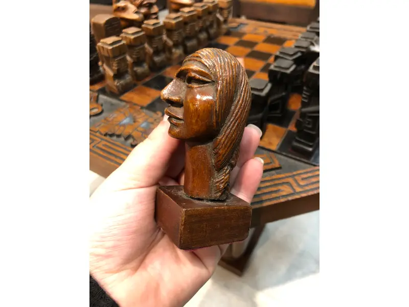 Foto de um(a) Mesa de Xadrez Entalhada, da categoria de Mesas de centro. Antiga mesa de xadrez, base em escultura de totem asteca entalhado em monobloco de carvalho, tampo oitavado com inscrições... Mostrado de uma perspectiva diferente. Vendido no marketplace Trésors.