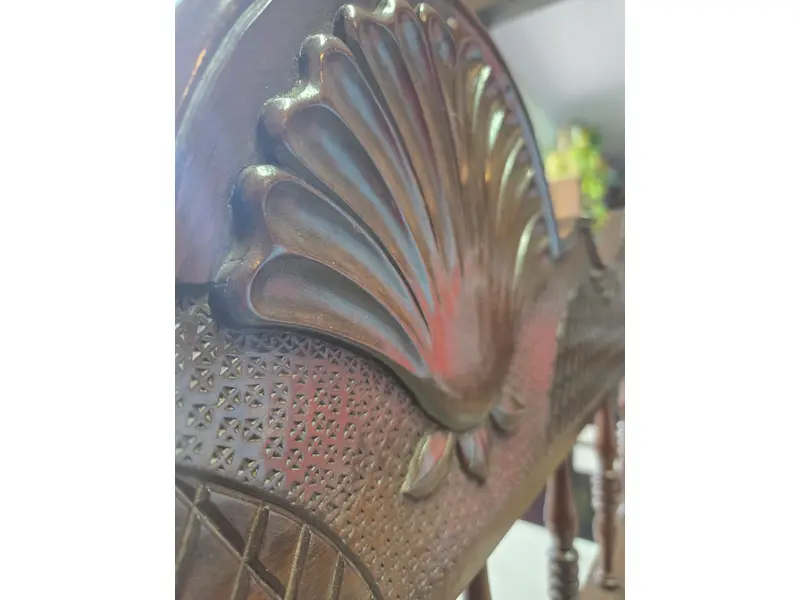 Foto de um(a) Banco colonial em Imbuia maciça entalhada com assento em palhinha, da categoria de Recamier e Chaise. Banco antigo confeccionado em imbuia maciça entalhada à mão, apresentando rico trabalho artesanal no encosto e nos braços... Mostrado de uma perspectiva diferente. Vendido no marketplace Trésors.