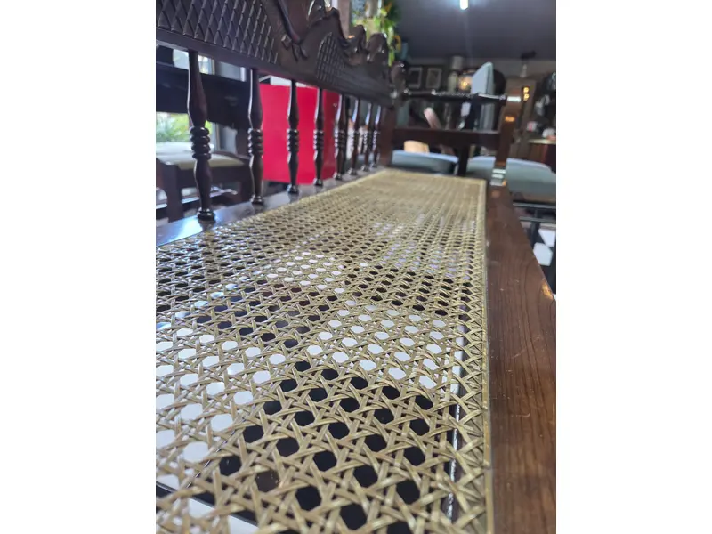 Foto de um(a) Banco colonial em Imbuia maciça entalhada com assento em palhinha, da categoria de Recamier e Chaise. Banco antigo confeccionado em imbuia maciça entalhada à mão, apresentando rico trabalho artesanal no encosto e nos braços... Mostrado de uma perspectiva diferente. Vendido no marketplace Trésors.