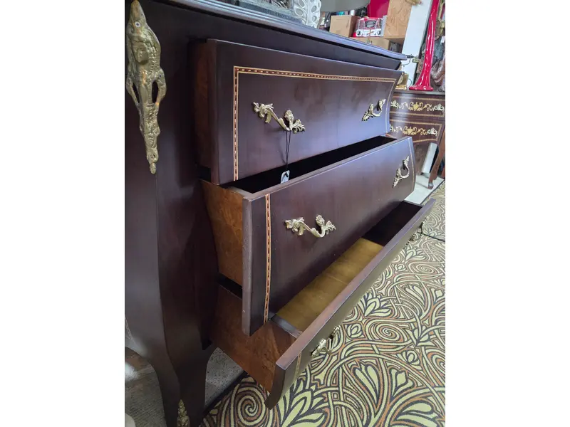 Foto de um(a) Cômoda Bombê de Alto Padrão em Imbuia, da categoria de Cômodas e Sapateira. O Ápice do Luxo e da Sofisticação para Ambientes Exclusivos Esta Cômoda Bombê é uma peça magnífica que representa o auge do... Mostrado de uma perspectiva diferente. Vendido no marketplace Trésors.