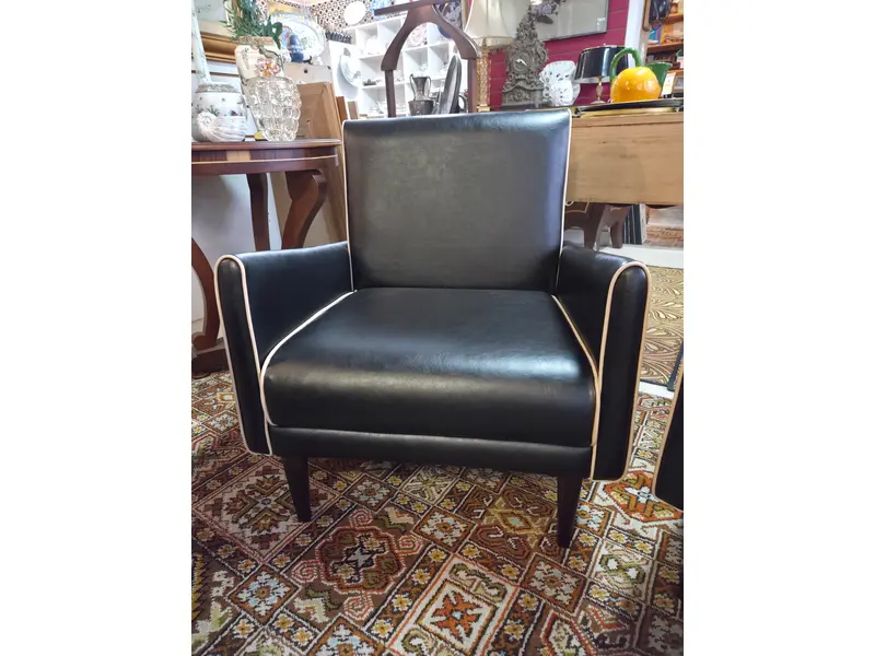 Foto de um(a) Poltrona Retrô Vintage NG Anos 60 – Courvin Preto e Pés Palito, da categoria de Poltronas. Um Ícone do Design Mid-Century para seu Espaço Esta Poltrona Retrô Vintage, modelo NG, é a escolha definitiva para quem... Mostrado de uma perspectiva diferente. Vendido no marketplace Trésors.