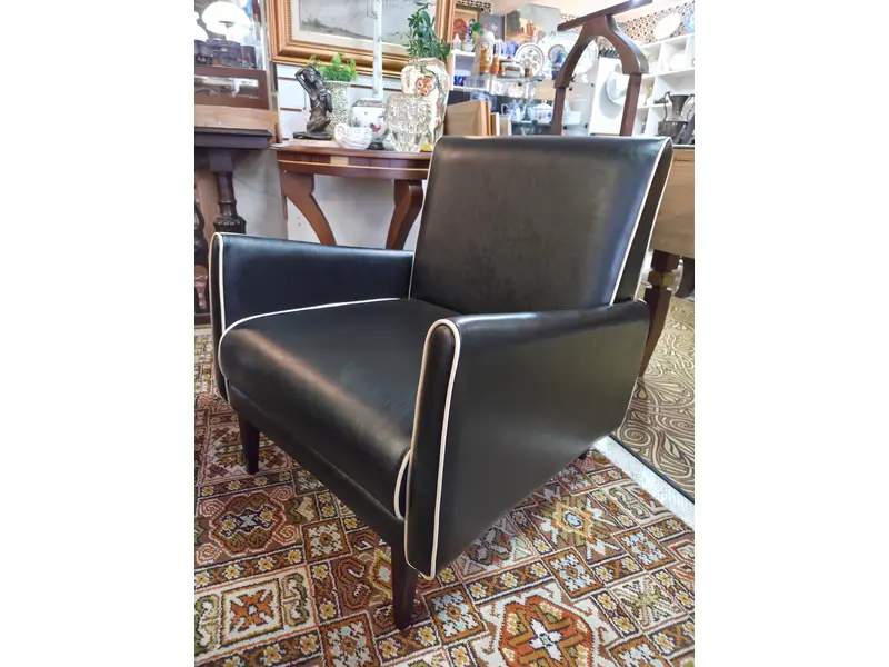 Foto de um(a) Poltrona Retrô Vintage NG Anos 60 – Courvin Preto e Pés Palito, da categoria de Poltronas. Um Ícone do Design Mid-Century para seu Espaço Esta Poltrona Retrô Vintage, modelo NG, é a escolha definitiva para quem... Mostrado de uma perspectiva diferente. Vendido no marketplace Trésors.
