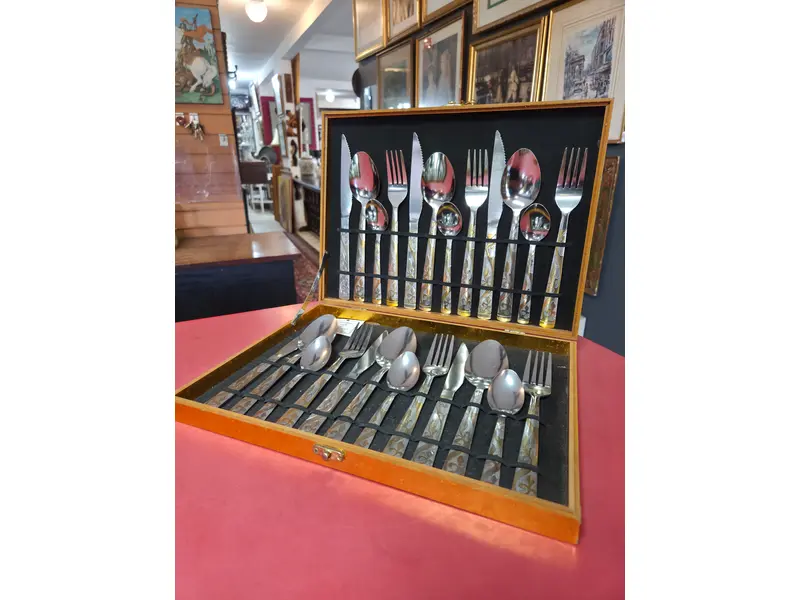 Foto de um(a) Faqueiro em Aço Inox Stainless Steel – 24 Peças | Elegância e Durabilidade, da categoria de Outros utensílios. Faqueiro Stainless Steel com 24 peças, ideal para compor a mesa do dia a dia ou ocasiões especiais. Produzido em aço... Mostrado de uma perspectiva diferente. Vendido no marketplace Trésors.