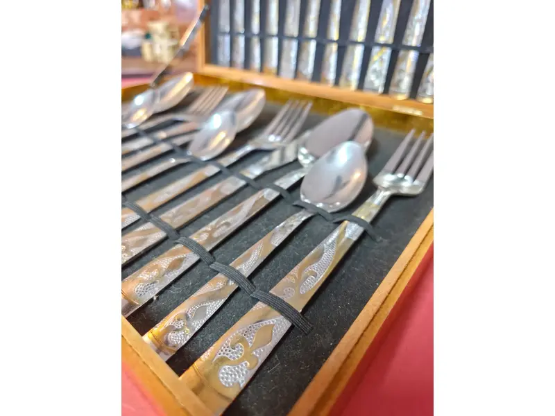 Foto de um(a) Faqueiro em Aço Inox Stainless Steel – 24 Peças | Elegância e Durabilidade, da categoria de Outros utensílios. Faqueiro Stainless Steel com 24 peças, ideal para compor a mesa do dia a dia ou ocasiões especiais. Produzido em aço... Mostrado de uma perspectiva diferente. Vendido no marketplace Trésors.