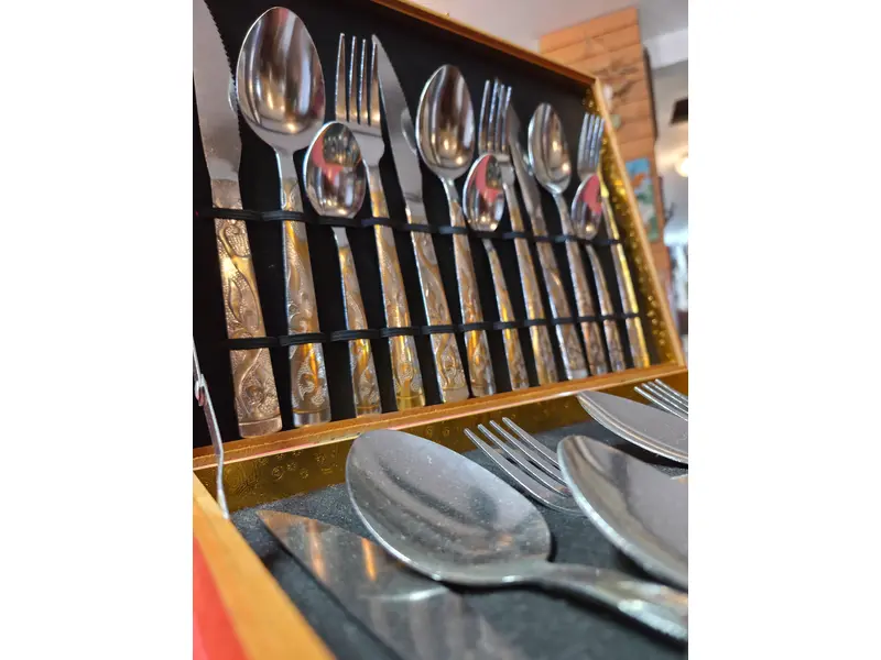 Foto de um(a) Faqueiro em Aço Inox Stainless Steel – 24 Peças | Elegância e Durabilidade, da categoria de Outros utensílios. Faqueiro Stainless Steel com 24 peças, ideal para compor a mesa do dia a dia ou ocasiões especiais. Produzido em aço... Mostrado de uma perspectiva diferente. Vendido no marketplace Trésors.