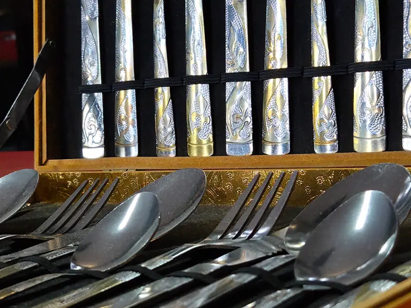 Foto de um(a) Faqueiro em Aço Inox Stainless Steel – 24 Peças | Elegância e Durabilidade, da categoria de Outros utensílios. Faqueiro Stainless Steel com 24 peças, ideal para compor a mesa do dia a dia ou ocasiões especiais. Produzido em aço... Mostrado de uma perspectiva diferente. Vendido no marketplace Trésors.