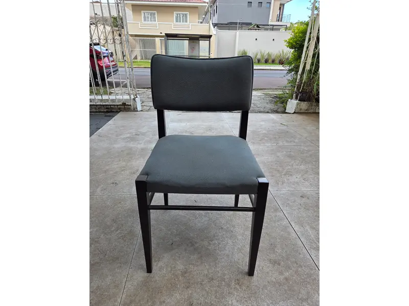 Foto de um(a) Cadeira em madeira com estofado cinza – Design Clássico e Estrutura Robusta, da categoria de Outras cadeiras . Cadeira com estrutura em madeira maciça, de linhas retas e design atemporal. Possui assento e encosto estofados, oferecendo... Mostrado de uma perspectiva diferente. Vendido no marketplace Trésors.