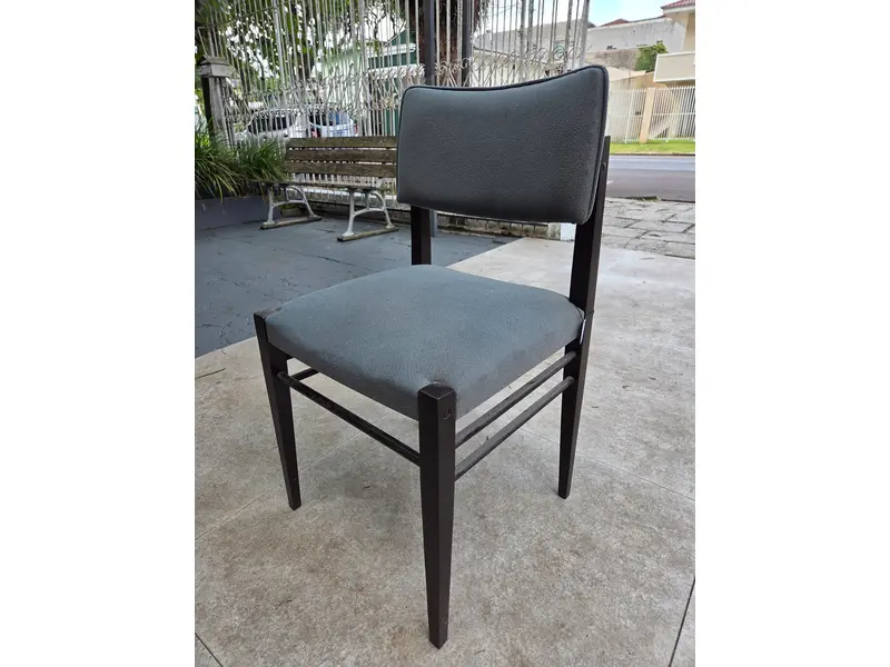 Foto de um(a) Cadeira em madeira com estofado cinza – Design Clássico e Estrutura Robusta, da categoria de Outras cadeiras . Cadeira com estrutura em madeira maciça, de linhas retas e design atemporal. Possui assento e encosto estofados, oferecendo... Mostrado de uma perspectiva diferente. Vendido no marketplace Trésors.