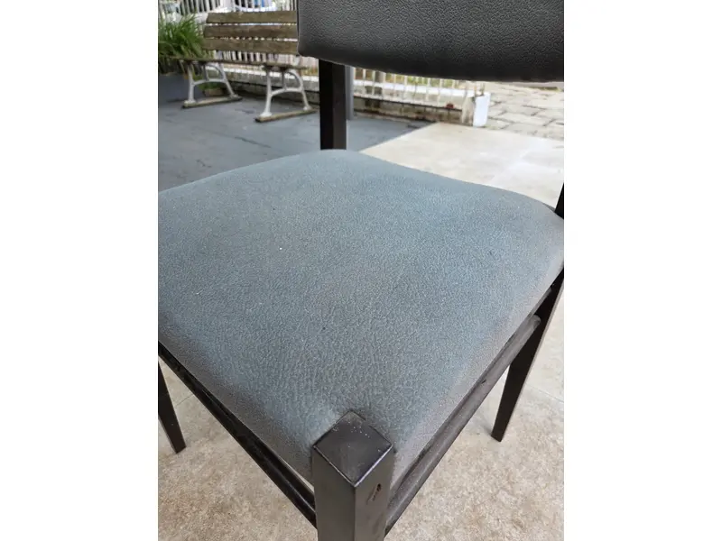 Foto de um(a) Cadeira em madeira com estofado cinza – Design Clássico e Estrutura Robusta, da categoria de Outras cadeiras . Cadeira com estrutura em madeira maciça, de linhas retas e design atemporal. Possui assento e encosto estofados, oferecendo... Mostrado de uma perspectiva diferente. Vendido no marketplace Trésors.