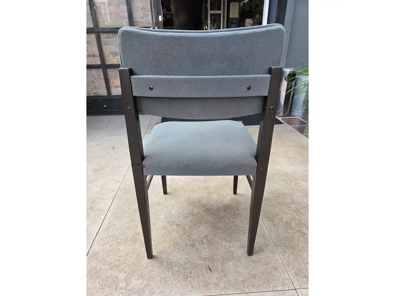 Foto de um(a) Cadeira em madeira com estofado cinza – Design Clássico e Estrutura Robusta, da categoria de Outras cadeiras . Cadeira com estrutura em madeira maciça, de linhas retas e design atemporal. Possui assento e encosto estofados, oferecendo... Mostrado de uma perspectiva diferente. Vendido no marketplace Trésors.