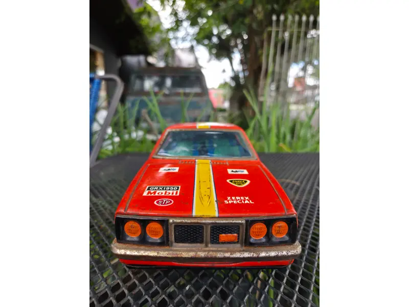 Foto de um(a) Carro Brinquedo Mitsubishi Galant GTO 1970 – Miniatura Clássica de Época, da categoria de Carros e caminhões de brinquedo. Carro brinquedo lendário Mitsubishi Galant GTO 1970, ícone esportivo japonês dos anos 70. Peça vintage, linhas marcantes e... Mostrado de uma perspectiva diferente. Vendido no marketplace Trésors.