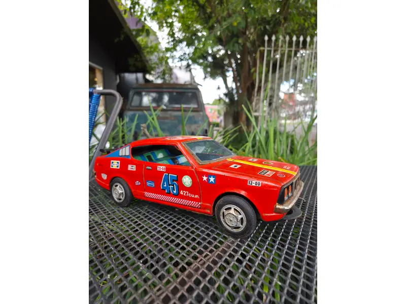 Foto de um(a) Carro Brinquedo Mitsubishi Galant GTO 1970 – Miniatura Clássica de Época, da categoria de Carros e caminhões de brinquedo. Carro brinquedo lendário Mitsubishi Galant GTO 1970, ícone esportivo japonês dos anos 70. Peça vintage, linhas marcantes e... Mostrado de uma perspectiva diferente. Vendido no marketplace Trésors.