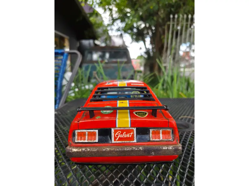 Foto de um(a) Carro Brinquedo Mitsubishi Galant GTO 1970 – Miniatura Clássica de Época, da categoria de Carros e caminhões de brinquedo. Carro brinquedo lendário Mitsubishi Galant GTO 1970, ícone esportivo japonês dos anos 70. Peça vintage, linhas marcantes e... Mostrado de uma perspectiva diferente. Vendido no marketplace Trésors.