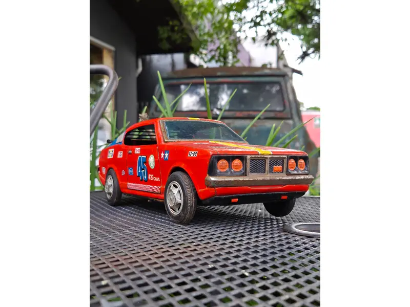 Foto de um(a) Carro Brinquedo Mitsubishi Galant GTO 1970 – Miniatura Clássica de Época, da categoria de Carros e caminhões de brinquedo. Carro brinquedo lendário Mitsubishi Galant GTO 1970, ícone esportivo japonês dos anos 70. Peça vintage, linhas marcantes e... Mostrado de uma perspectiva diferente. Vendido no marketplace Trésors.
