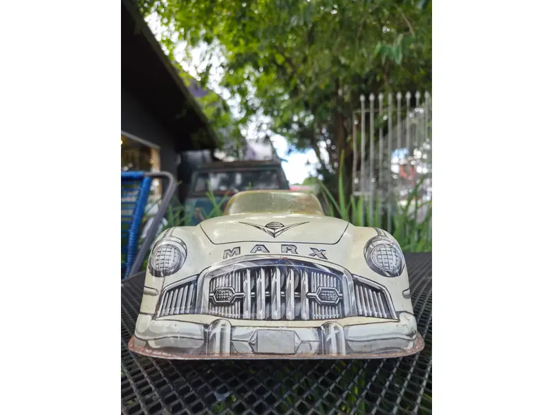 Foto de um(a) Carrinho Americano Marx Sportster, da categoria de Carros e caminhões de brinquedo. Autêntico carrinho americano da renomada fabricante Marx, produzido entre as décadas de 1940 e 1950. Peça original de época,... Mostrado de uma perspectiva diferente. Vendido no marketplace Trésors.
