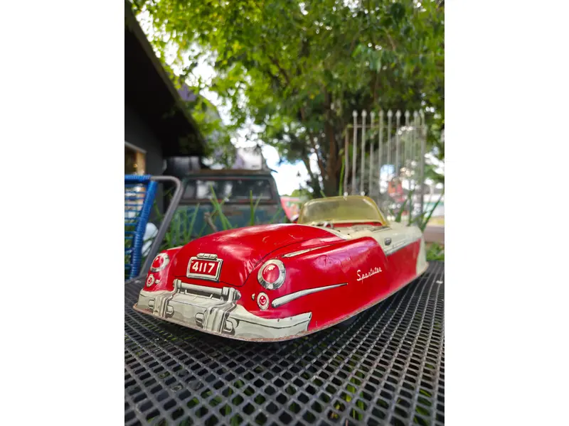 Foto de um(a) Carrinho Americano Marx Sportster, da categoria de Carros e caminhões de brinquedo. Autêntico carrinho americano da renomada fabricante Marx, produzido entre as décadas de 1940 e 1950. Peça original de época,... Mostrado de uma perspectiva diferente. Vendido no marketplace Trésors.