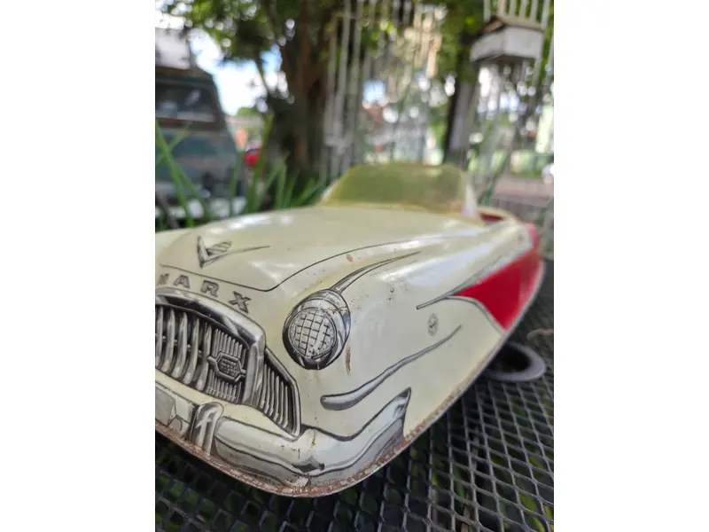 Foto de um(a) Carrinho Americano Marx Sportster, da categoria de Carros e caminhões de brinquedo. Autêntico carrinho americano da renomada fabricante Marx, produzido entre as décadas de 1940 e 1950. Peça original de época,... Mostrado de uma perspectiva diferente. Vendido no marketplace Trésors.