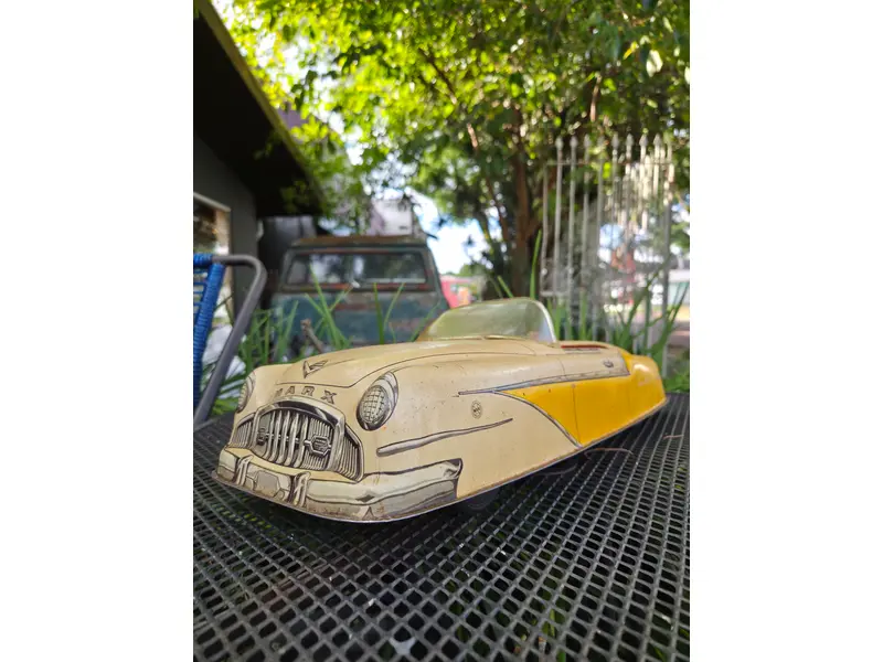 Foto de um(a) Carrinho Americano Marx Sportster, da categoria de Carros e caminhões de brinquedo. Autêntico carrinho americano da renomada fabricante Marx, produzido entre as décadas de 1940 e 1950. Peça original de época,... Mostrado de uma perspectiva diferente. Vendido no marketplace Trésors.