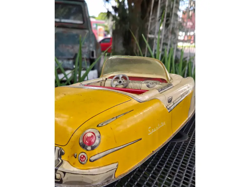 Foto de um(a) Carrinho Americano Marx Sportster, da categoria de Carros e caminhões de brinquedo. Autêntico carrinho americano da renomada fabricante Marx, produzido entre as décadas de 1940 e 1950. Peça original de época,... Mostrado de uma perspectiva diferente. Vendido no marketplace Trésors.