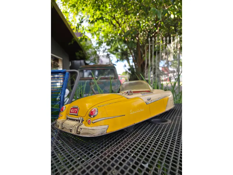 Foto de um(a) Carrinho Americano Marx Sportster, da categoria de Carros e caminhões de brinquedo. Autêntico carrinho americano da renomada fabricante Marx, produzido entre as décadas de 1940 e 1950. Peça original de época,... Mostrado de uma perspectiva diferente. Vendido no marketplace Trésors.