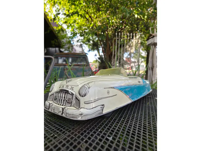 Foto de um(a) Carrinho Americano Marx Sportster, da categoria de Carros e caminhões de brinquedo. Autêntico carrinho americano da renomada fabricante Marx, produzido entre as décadas de 1940 e 1950. Peça original de época,... Mostrado de uma perspectiva diferente. Vendido no marketplace Trésors.