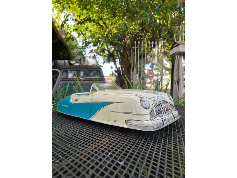 Foto de um(a) Carrinho Americano Marx Sportster, da categoria de Carros e caminhões de brinquedo. Autêntico carrinho americano da renomada fabricante Marx, produzido entre as décadas de 1940 e 1950. Peça original de época,... Mostrado de uma perspectiva diferente. Vendido no marketplace Trésors.