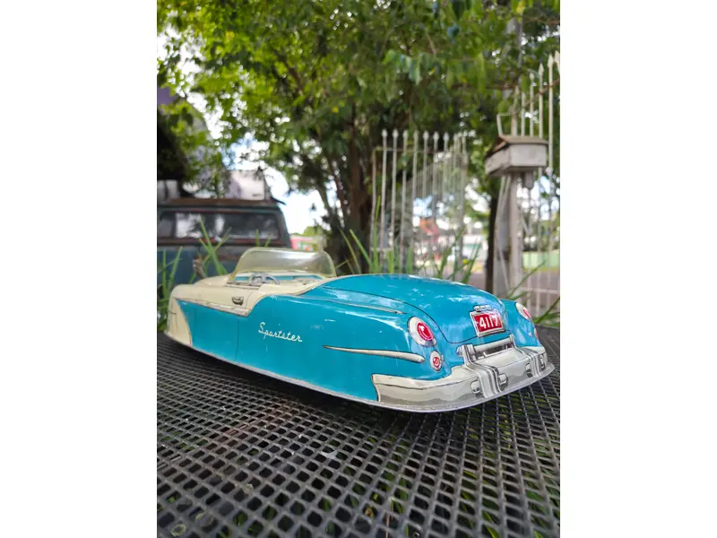 Foto de um(a) Carrinho Americano Marx Sportster, da categoria de Carros e caminhões de brinquedo. Autêntico carrinho americano da renomada fabricante Marx, produzido entre as décadas de 1940 e 1950. Peça original de época,... Mostrado de uma perspectiva diferente. Vendido no marketplace Trésors.