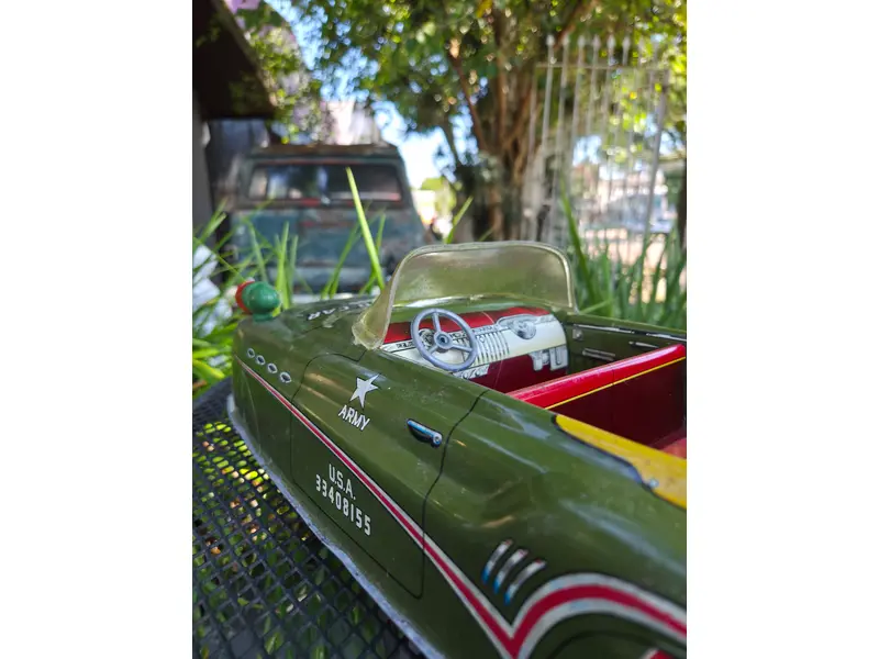Foto de um(a) Carrinho Americano Marx Com Command Car, da categoria de Carros e caminhões de brinquedo. Autêntico carrinho americano da renomada fabricante Marx, produzido entre as décadas de 1940 e 1950. Peça original de época,... Mostrado de uma perspectiva diferente. Vendido no marketplace Trésors.