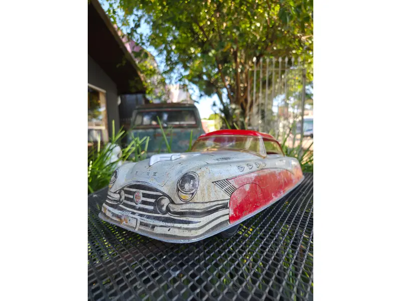 Foto de um(a) Carrinho Americano Marx, da categoria de Carros e caminhões de brinquedo. Autêntico carrinho americano da renomada fabricante Marx, produzido entre as décadas de 1940 e 1950. Peça original de época,... Mostrado de uma perspectiva diferente. Vendido no marketplace Trésors.