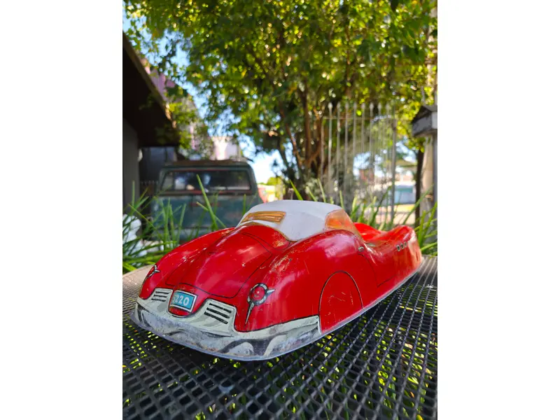 Foto de um(a) Carrinho Americano Marx Falcon, da categoria de Carros e caminhões de brinquedo. Autêntico carrinho americano da renomada fabricante Marx, produzido entre as décadas de 1940 e 1950. Peça original de época,... Mostrado de uma perspectiva diferente. Vendido no marketplace Trésors.