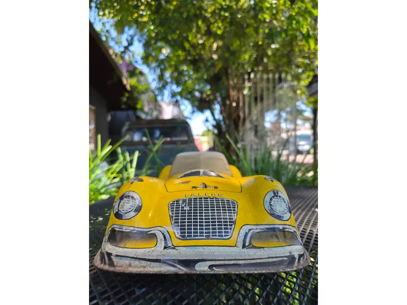 Foto de um(a) Carrinho Americano Marx Falcon, da categoria de Carros e caminhões de brinquedo. Autêntico carrinho americano da renomada fabricante Marx, produzido entre as décadas de 1940 e 1950. Peça original de época,... Mostrado de uma perspectiva diferente. Vendido no marketplace Trésors.