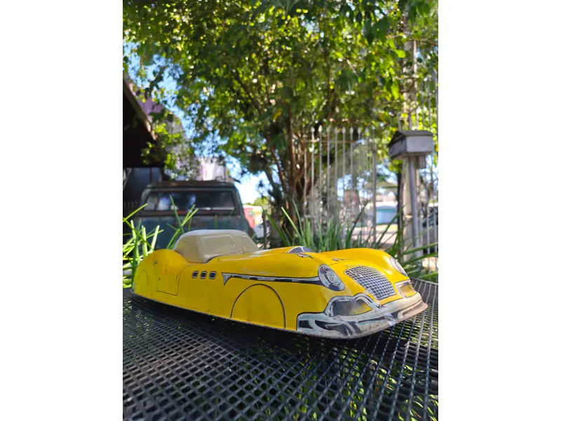 Foto de um(a) Carrinho Americano Marx Falcon, da categoria de Carros e caminhões de brinquedo. Autêntico carrinho americano da renomada fabricante Marx, produzido entre as décadas de 1940 e 1950. Peça original de época,... Mostrado de uma perspectiva diferente. Vendido no marketplace Trésors.