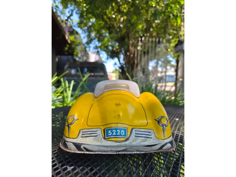 Foto de um(a) Carrinho Americano Marx Falcon, da categoria de Carros e caminhões de brinquedo. Autêntico carrinho americano da renomada fabricante Marx, produzido entre as décadas de 1940 e 1950. Peça original de época,... Mostrado de uma perspectiva diferente. Vendido no marketplace Trésors.