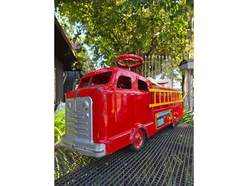 Foto de um(a) Caminhão Bombeiro Marx Toys, da categoria de Carros e caminhões de brinquedo. Caminhão de Bombeiros americano da renomada fabricante Marx Toys, produzido entre as décadas de 1940 e 1950. Peça rara,... Mostrado de uma perspectiva diferente. Vendido no marketplace Trésors.