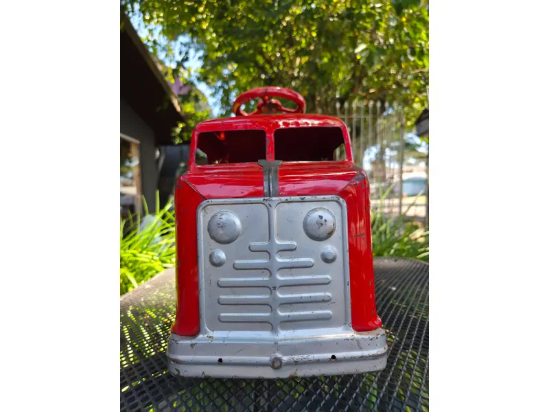 Foto de um(a) Caminhão Bombeiro Marx Toys, da categoria de Carros e caminhões de brinquedo. Caminhão de Bombeiros americano da renomada fabricante Marx Toys, produzido entre as décadas de 1940 e 1950. Peça rara,... Mostrado de uma perspectiva diferente. Vendido no marketplace Trésors.