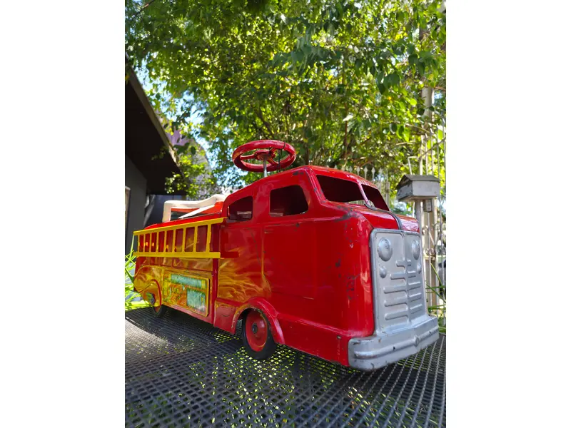 Foto de um(a) Caminhão Bombeiro Marx Toys, da categoria de Carros e caminhões de brinquedo. Caminhão de Bombeiros americano da renomada fabricante Marx Toys, produzido entre as décadas de 1940 e 1950. Peça rara,... Mostrado de uma perspectiva diferente. Vendido no marketplace Trésors.