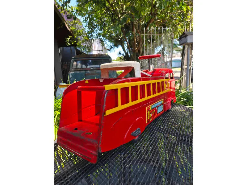 Foto de um(a) Caminhão Bombeiro Marx Toys, da categoria de Carros e caminhões de brinquedo. Caminhão de Bombeiros americano da renomada fabricante Marx Toys, produzido entre as décadas de 1940 e 1950. Peça rara,... Mostrado de uma perspectiva diferente. Vendido no marketplace Trésors.