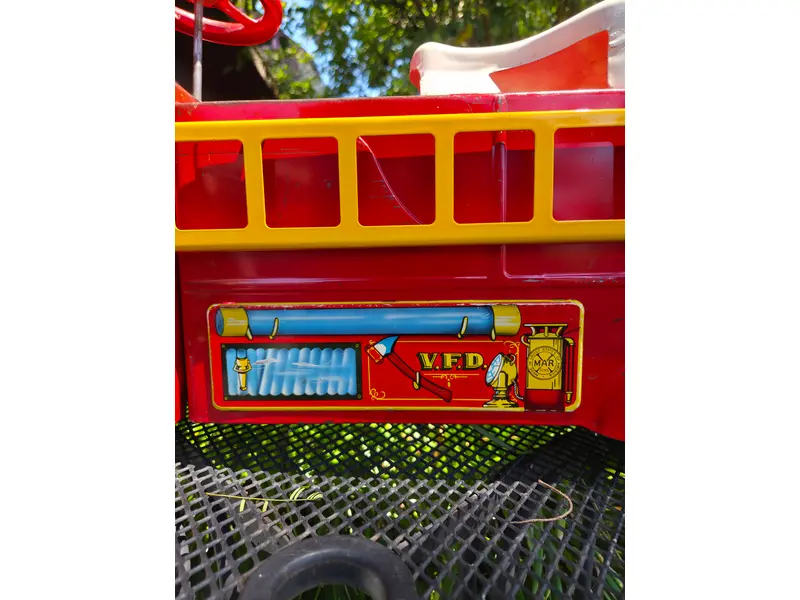 Foto de um(a) Caminhão Bombeiro Marx Toys, da categoria de Carros e caminhões de brinquedo. Caminhão de Bombeiros americano da renomada fabricante Marx Toys, produzido entre as décadas de 1940 e 1950. Peça rara,... Mostrado de uma perspectiva diferente. Vendido no marketplace Trésors.