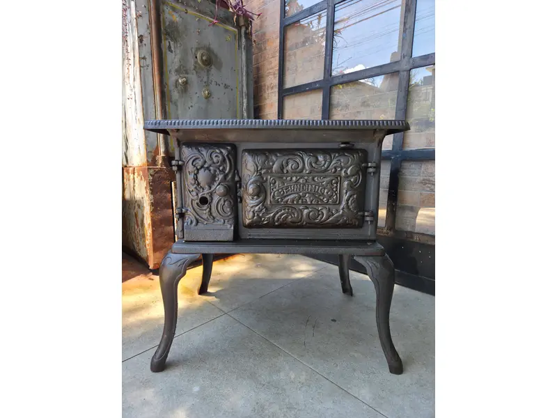 Foto de um(a) Fogão a Lenha Completo Da Fundimig, da categoria de Eletrodomésticos. Fogão a Lenha Antigo Fundimig em Ferro Fundido – Peça Completa e Raríssima, Excelente Estado. Mostrado de uma perspectiva diferente. Vendido no marketplace Trésors.