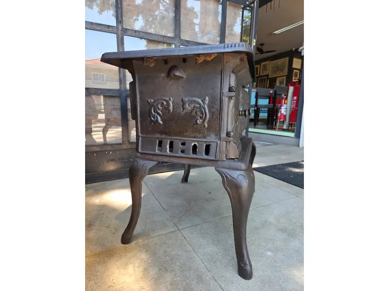 Foto de um(a) Fogão a Lenha Completo Da Fundimig, da categoria de Eletrodomésticos. Fogão a Lenha Antigo Fundimig em Ferro Fundido – Peça Completa e Raríssima, Excelente Estado. Mostrado de uma perspectiva diferente. Vendido no marketplace Trésors.