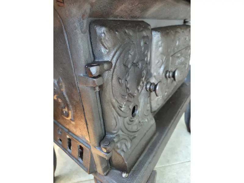 Foto de um(a) Fogão a Lenha Completo Da Fundimig, da categoria de Eletrodomésticos. Fogão a Lenha Antigo Fundimig em Ferro Fundido – Peça Completa e Raríssima, Excelente Estado. Mostrado de uma perspectiva diferente. Vendido no marketplace Trésors.