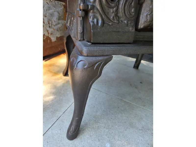 Foto de um(a) Fogão a Lenha Completo Da Fundimig, da categoria de Eletrodomésticos. Fogão a Lenha Antigo Fundimig em Ferro Fundido – Peça Completa e Raríssima, Excelente Estado. Mostrado de uma perspectiva diferente. Vendido no marketplace Trésors.