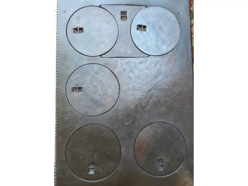 Foto de um(a) Fogão a Lenha Completo Da Fundimig, da categoria de Eletrodomésticos. Fogão a Lenha Antigo Fundimig em Ferro Fundido – Peça Completa e Raríssima, Excelente Estado. Mostrado de uma perspectiva diferente. Vendido no marketplace Trésors.