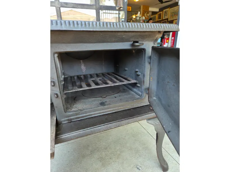 Foto de um(a) Fogão a Lenha Completo Da Fundimig, da categoria de Eletrodomésticos. Fogão a Lenha Antigo Fundimig em Ferro Fundido – Peça Completa e Raríssima, Excelente Estado. Mostrado de uma perspectiva diferente. Vendido no marketplace Trésors.